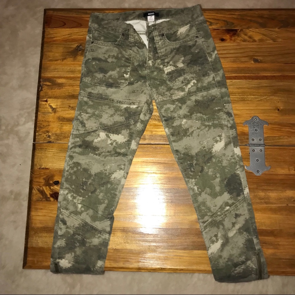 ❤️NWOT BDG Camo Zipper Ankle Jeans Size 26